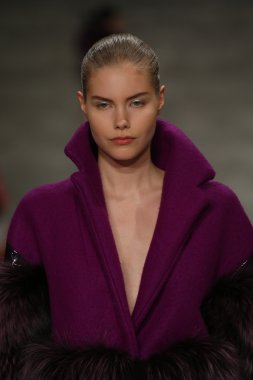 Oğlum Jung Wan defileye Mercedes-Benz Moda Haftası sırasında