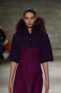 Oğlum Jung Wan defileye Mercedes-Benz Moda Haftası sırasında