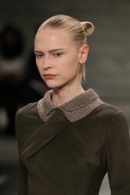 Oğlum Jung Wan defileye Mercedes-Benz Moda Haftası sırasında