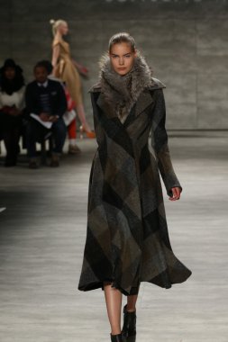 Oğlum Jung Wan defileye Mercedes-Benz Moda Haftası sırasında