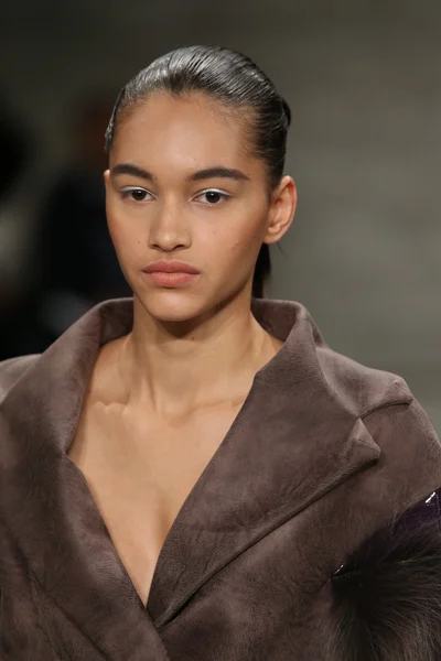 Son Jung Wan fashion show during Mercedes-Benz Fashion Week — Stock Photo, Image