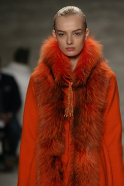 Oğlum Jung Wan defileye Mercedes-Benz Moda Haftası sırasında