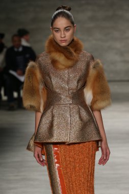 Oğlum Jung Wan defileye Mercedes-Benz Moda Haftası sırasında