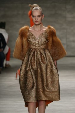 Oğlum Jung Wan defileye Mercedes-Benz Moda Haftası sırasında