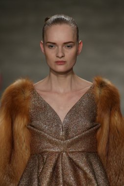 Oğlum Jung Wan defileye Mercedes-Benz Moda Haftası sırasında