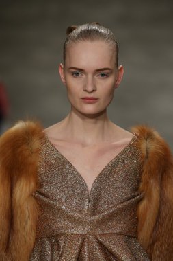 Oğlum Jung Wan defileye Mercedes-Benz Moda Haftası sırasında