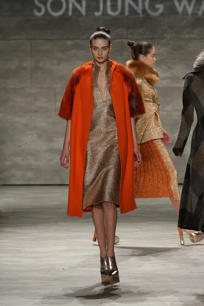 Son Jung Wan desfile de moda durante Mercedes-Benz Fashion Week — Fotografia de Stock