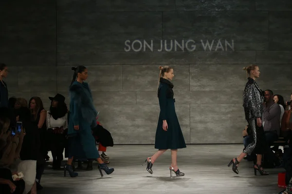 Syn Jung Wan módní přehlídka — Stock fotografie