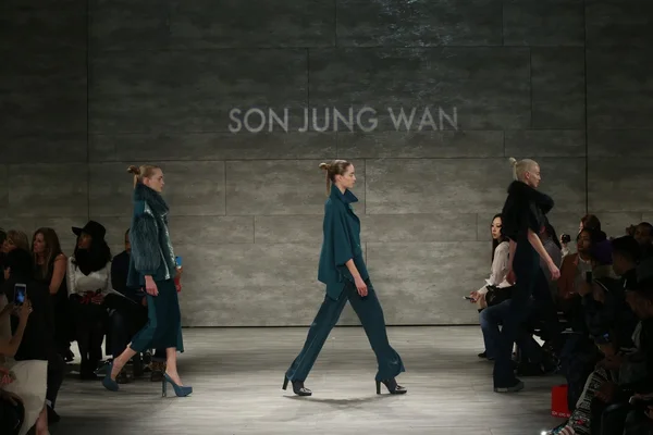 Модный показ Сон Чжон Ван — стоковое фото
