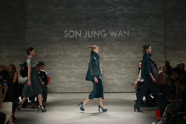 Desfile de moda Son Jung Wan — Foto de Stock