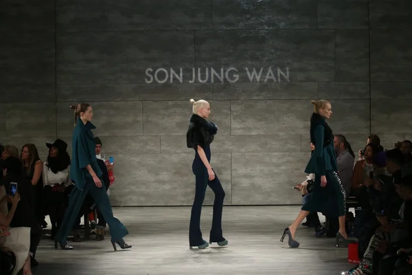 Filho Jung Wan desfile de moda — Fotografia de Stock