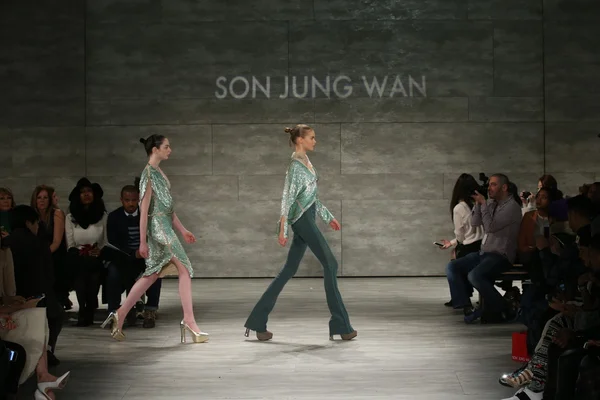 Desfile de moda Son Jung Wan — Foto de Stock