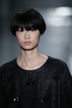 Öğlene kadar Noor defile