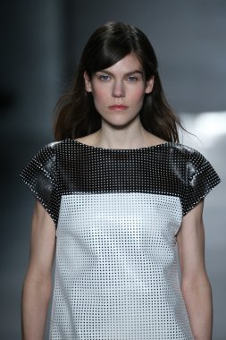 Öğlene kadar Noor defile