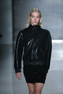 Öğlene kadar Noor defile