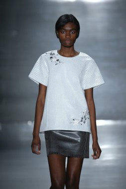 Öğlene kadar Noor defile