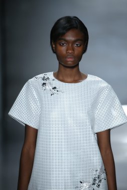 Öğlene kadar Noor defile