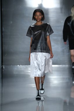 Öğlene kadar Noor defile