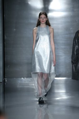 Öğlene kadar Noor defile