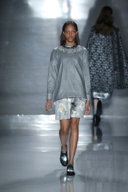 Öğlene kadar Noor defile