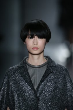 Öğlene kadar Noor defile