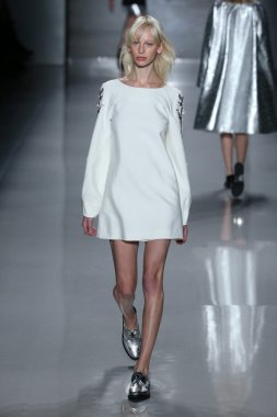 Öğlene kadar Noor defile