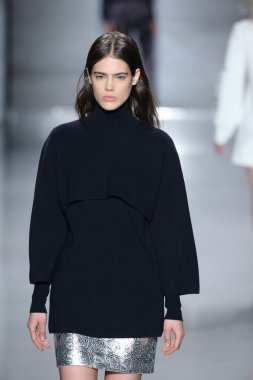 Öğlene kadar Noor defile