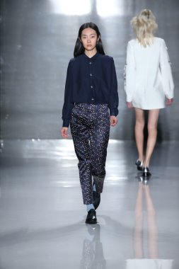 Öğlene kadar Noor defile