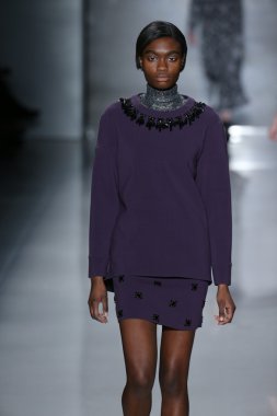 Öğlene kadar Noor defile