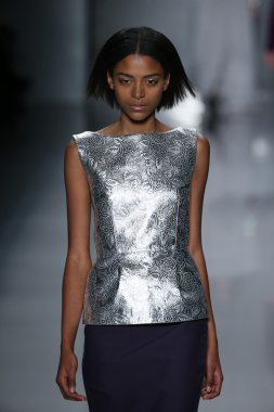 Öğlene kadar Noor defile