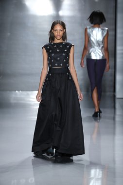 Öğlene kadar Noor defile