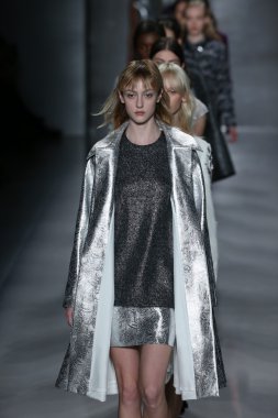 Öğlene kadar Noor defile