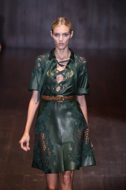 Anja Rubik Gucci gösterisi sırasında