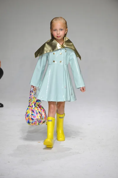 Προεπισκόπηση λάδι και το νερό στο petiteparade Kids Fashion Week — Φωτογραφία Αρχείου