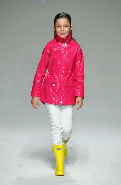 Предварительный просмотр нефти и воды на Неделе моды для детей — стоковое фото