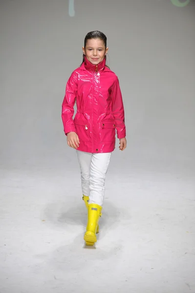 Öl- und Wasservorschau auf der petiteparade kids fashion week — Stockfoto