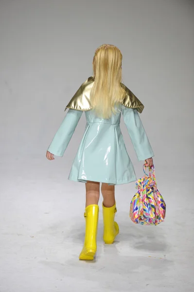 Anteprima olio e acqua alla petitePARADE Kids Fashion Week — Foto Stock