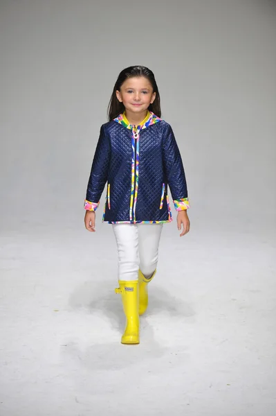 Предварительный просмотр нефти и воды на Неделе моды для детей — стоковое фото