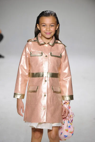 Olja och vatten förhandsvisning på petiteparade Kids Fashion Week — Stockfoto