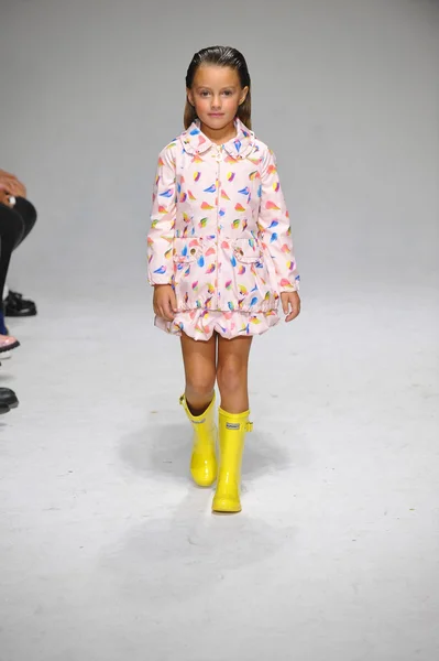 Olja och vatten förhandsvisning på petiteparade Kids Fashion Week — Stockfoto