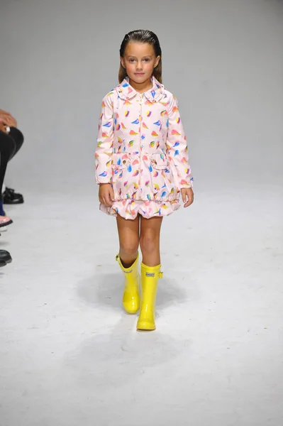 Öl- und Wasservorschau auf der petiteparade kids fashion week — Stockfoto