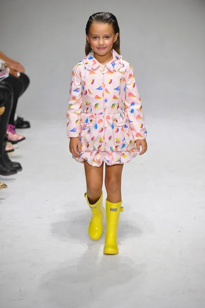 Anteprima olio e acqua alla petitePARADE Kids Fashion Week — Foto Stock