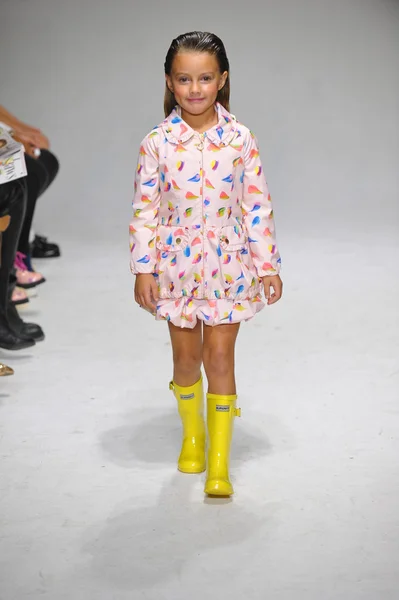 Visualização de óleo e água no petitePARADE Kids Fashion Week — Fotografia de Stock