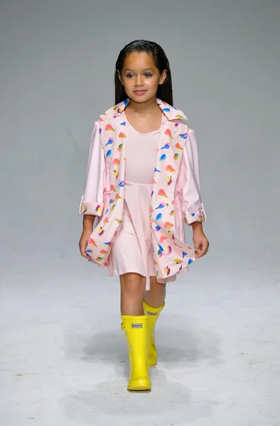 Olaj és víz előnézet petiteparade Kids Fashion Week — Stock Fotó