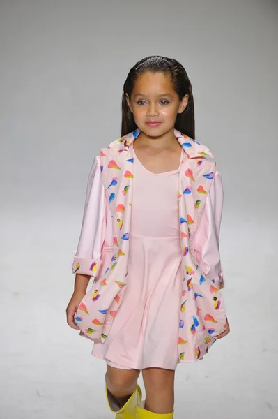 Olie en Water preview bij petiteparade Kids Fashion Week — Stockfoto