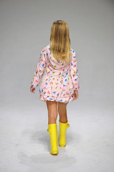 Petiteparade çocuklar moda haftası, yağ ve su önizleme — Stok fotoğraf