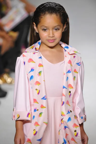 Olie en Water preview bij petiteparade Kids Fashion Week — Stockfoto