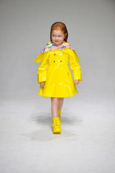 Podgląd oleju i wody w petiteparade Kids Fashion Week — Zdjęcie stockowe