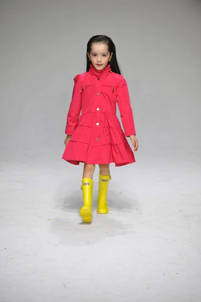 Olie en Water preview bij petiteparade Kids Fashion Week — Stockfoto