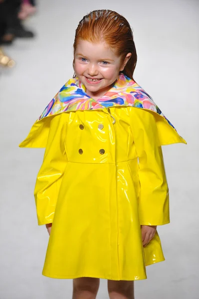 Olie en Water preview bij petiteparade Kids Fashion Week — Stockfoto